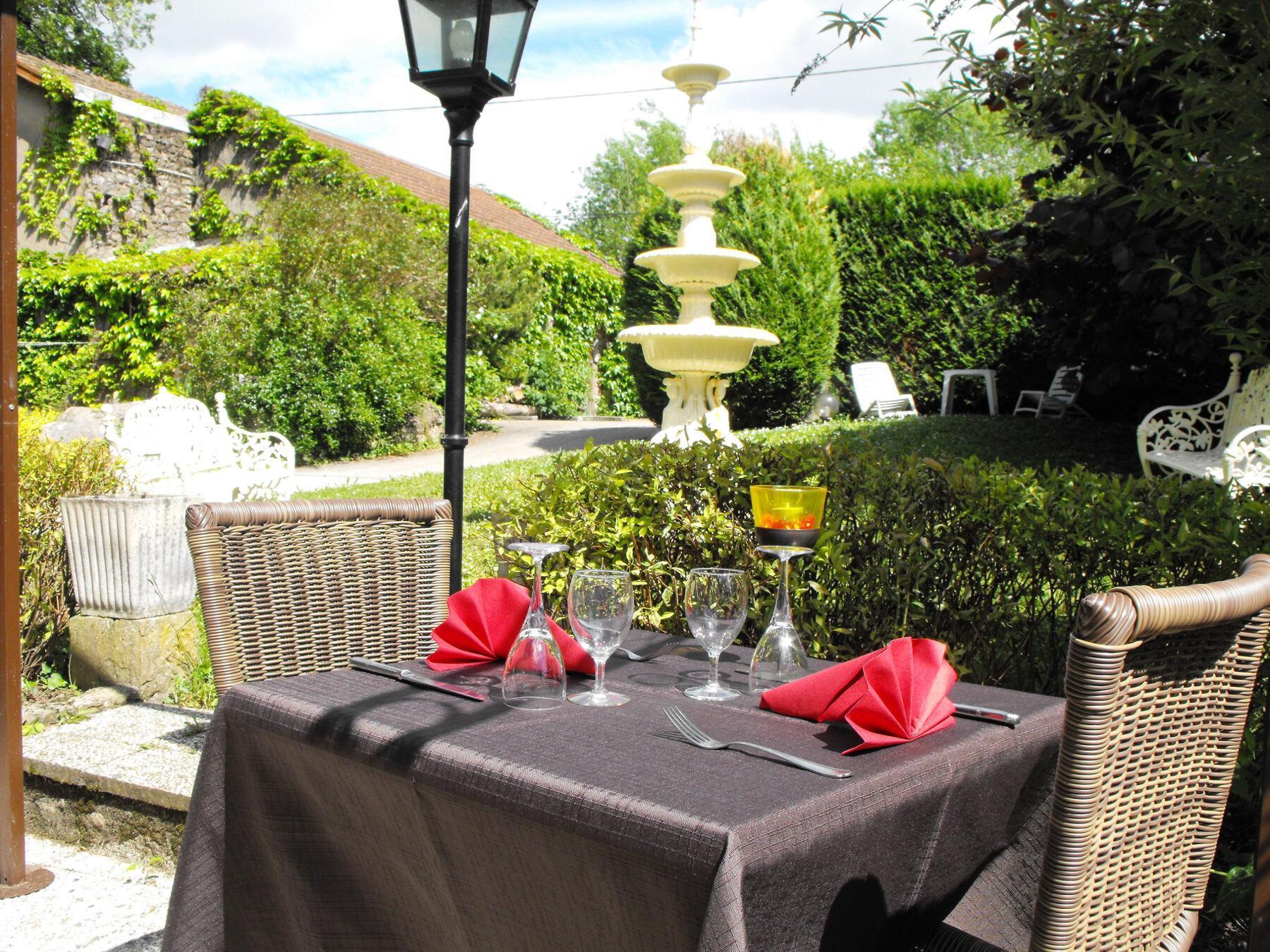 Logis Hotel Restaurant Les Capucins Avallon Exteriör bild