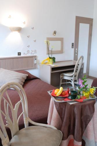 Logis Hotel Restaurant Les Capucins Avallon Exteriör bild